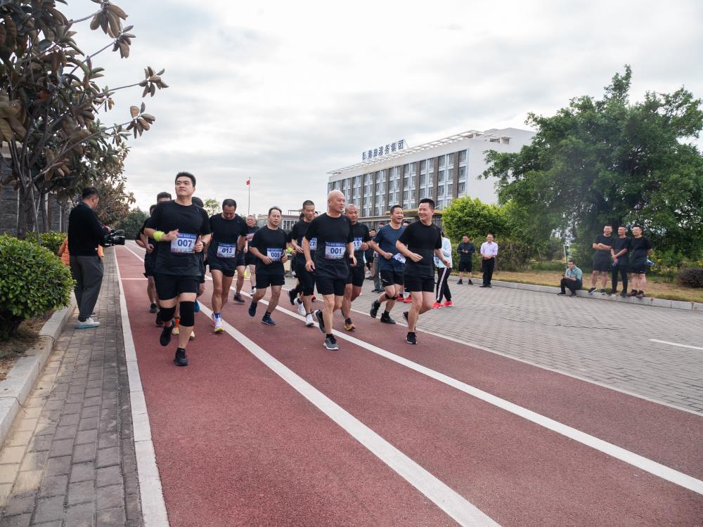 領(lǐng)導五公里.jpg 領(lǐng)導五公里.jpg